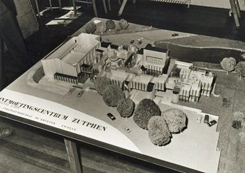 <p>Foto van de maquette uit ca. 1975 voor het nieuw te bouwen 'ontmoetingscentrum' De Hanzehof (RAZ beeldbank). </p>

